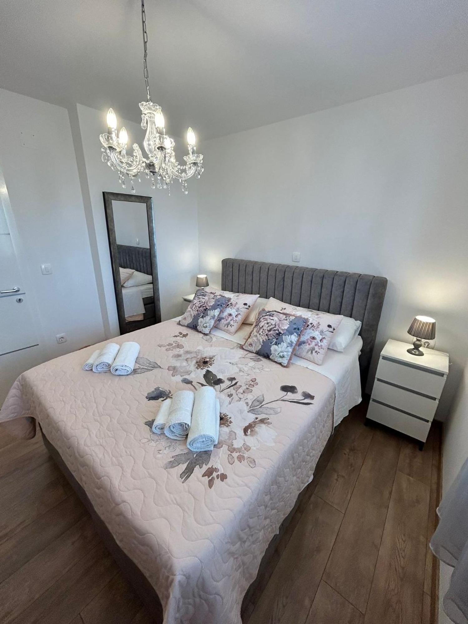 Apartments Vini Seget Donji Ngoại thất bức ảnh